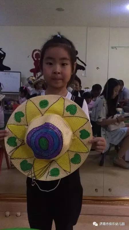 佳樂幼兒園美術特色親子活動 制作草帽